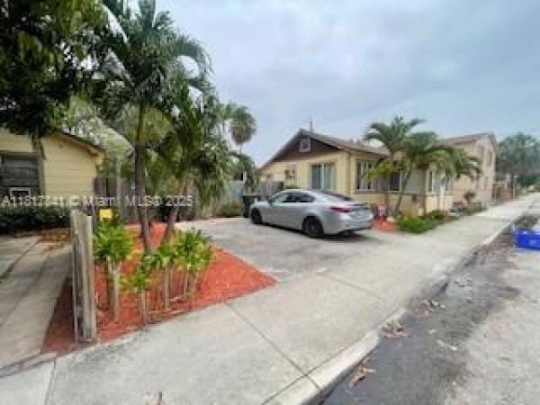 Lake Worth Town, 1416 N 2nd Ave N, Lake Worth Beach, Florida 33460, image 1