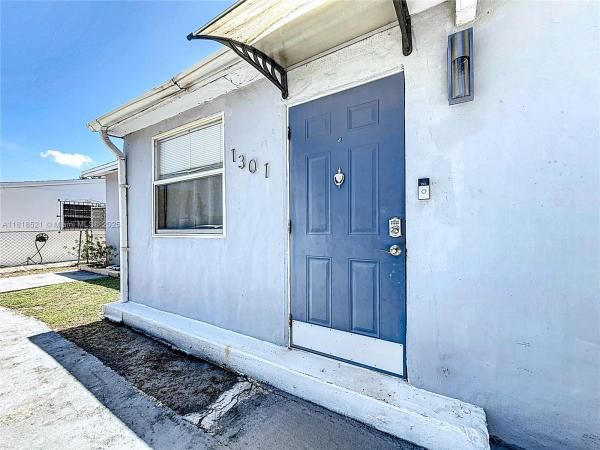 Breezyway Manor, 1301 SW 33rd Ter, Fort Lauderdale, Florida 33312, image 2