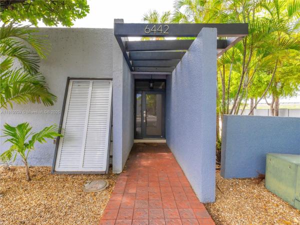 Windmill Gate, 6442 Milk Wagon Ln, Miami Lakes, Florida 33014, image 2
