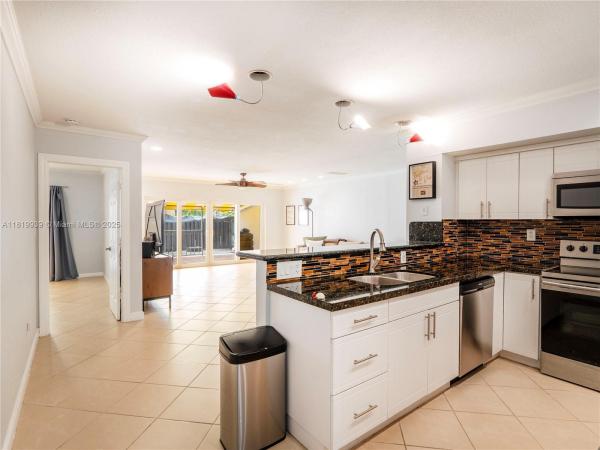 Windmill Gate, 6442 Milk Wagon Ln, Miami Lakes, Florida 33014, image 3