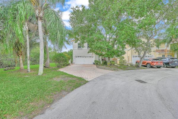 West Lake Village, 1151 W Lake St, Hollywood, Florida 33019, image 3