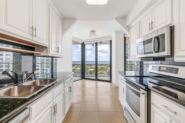 Hamptons West, 20281 E Country Club Dr #1412, Aventura, Florida 33180, image 2