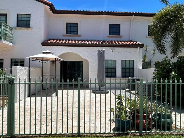 The Oaks At Hidden Harbour, 2837 Hidden Harbour Ct, Dania Beach, Florida 33312, image 2