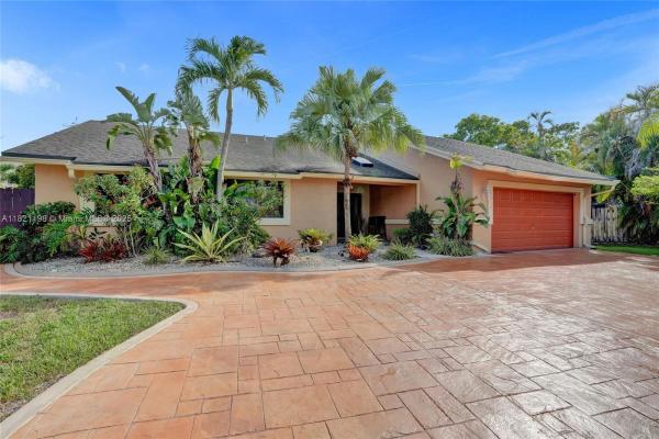 Tanglewood Lakes, 10030 SW 8th St, Pembroke Pines, Florida 33025, image 1