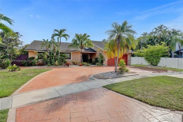 Tanglewood Lakes, 10030 SW 8th St, Pembroke Pines, Florida 33025, image 2