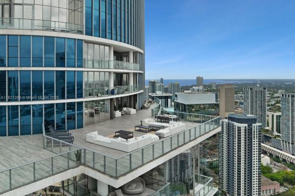 Paramount Miami Worldcenter, 851 NE 1st Ave #5202, Miami, Florida 33132, image 2