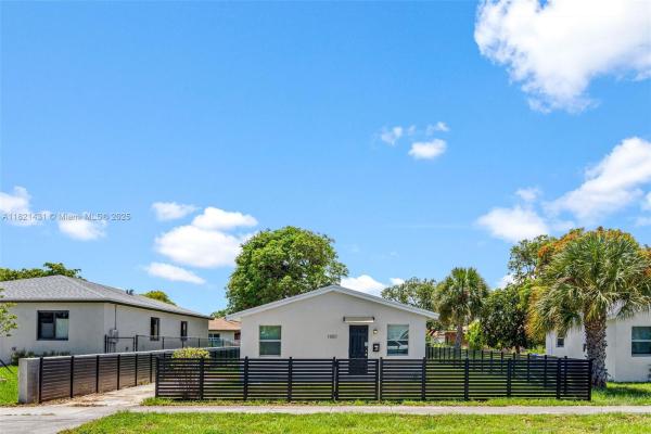 Warrington, 1001 NW 4th Ave, Pompano Beach, Florida 33060, image 1