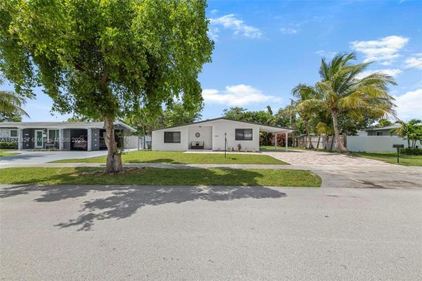 Pine Tree Manor, 9520 Holiday Rd, Cutler Bay, Florida 33157, image 1