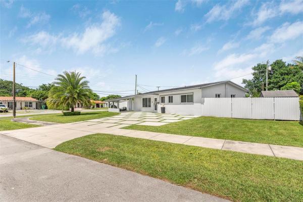Heftler Homes, 10371 SW 44th St, Westwood Lakes, Florida 33165, image 2
