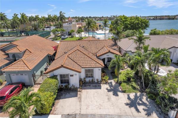 Shoma Homes At Imperial Lakes, 12350 NW 7th Trl, Tamiami, Florida 33182, image 3