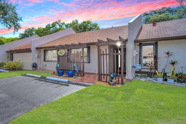 East Lakes Townhomes, 1621 NW 96th Ter, Pembroke Pines, Florida 33024, image 3