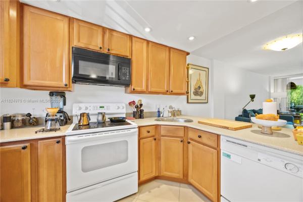 Royal Park, 114 Royal Park Dr #2B, Oakland Park, Florida 33309, image 2
