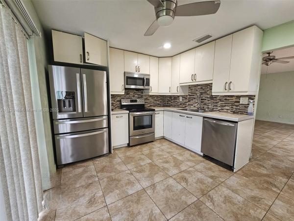 Woodstock Villas, 10909 SW 117th Pl, Kendall, Florida 33186, image 3