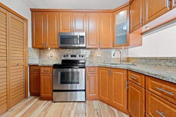 Farberville, 20155 E Oakmont Cir, Hialeah, Florida 33015, image 3