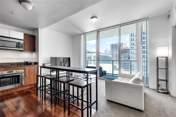 Met 1, 300 S Biscayne Blvd #T-1403, Miami, Florida 33131, image 1