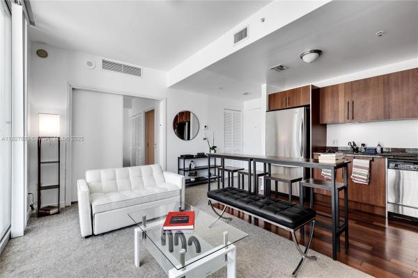 Met 1, 300 S Biscayne Blvd #T-1403, Miami, Florida 33131, image 2