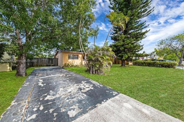 Twin Lakes South, 4130 NW 12th Ave, Oakland Park, Florida 33309, image 1