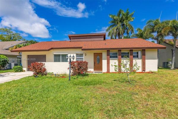 Lakes Of Lantana, 5238 Chelan Cv, Lake Worth Beach, Florida 33467, image 1