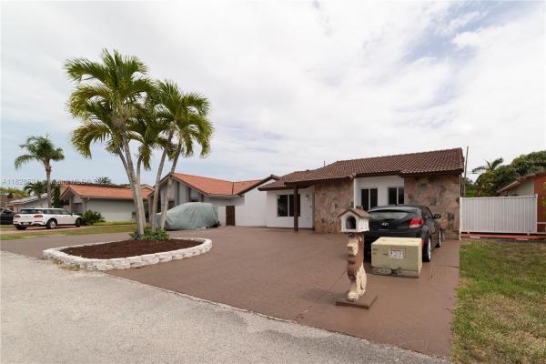 The Cloisters, 13250 SW 29th Ter, Tamiami, Florida 33175, image 3