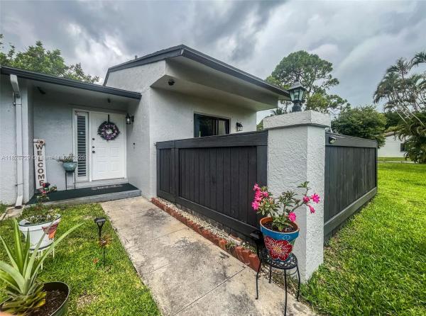 Indian Trail Villas, 61 W Seminole Ct W, Royal Palm Beach, Florida 33411, image 1