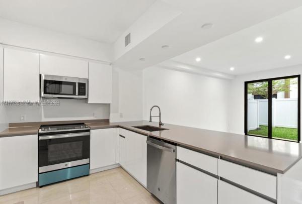 Oaks Place, 4130 N Oak Pl #4130, Dania Beach, Florida 33314, image 1