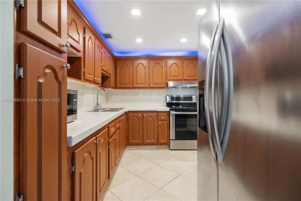 Gateway House North, 16740 NE 9th Ave #604, North Miami Beach, Florida 33162, image 1