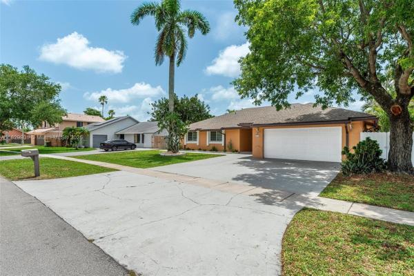 Tanglewood Lakes, 721 SW 96th Ave, Pembroke Pines, Florida 33025, image 2