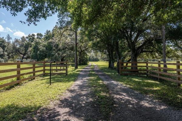 15621 Wendy Ln, Fort Myers, Florida 33905, image 1