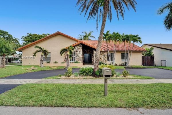2001 NE 214th St, Unincorporated Dade County, Florida 33179, image 1