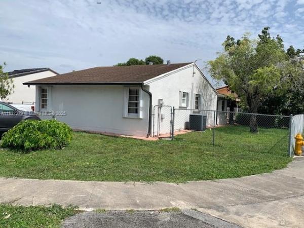 Superior Homes, 13375 NW 3rd Ter, Tamiami, Florida 33182, image 2