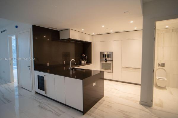 300 Biscayne Boulevard Way, Miami, Florida 33131, image 1