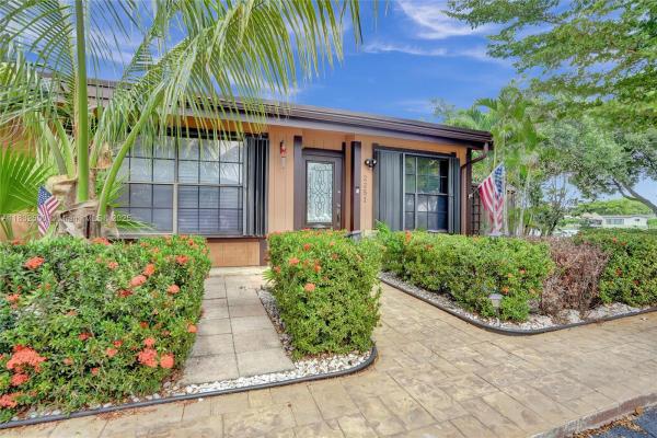 Cedarwoods At Pembroke Lakes, 2251 Dogwood Ct, Pembroke Pines, Florida 33026, image 2