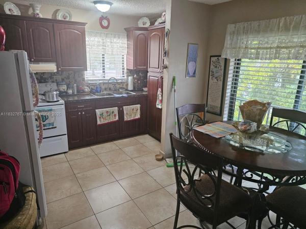 1521 W 42nd Pl 18, Hialeah, Florida 33012, image 1