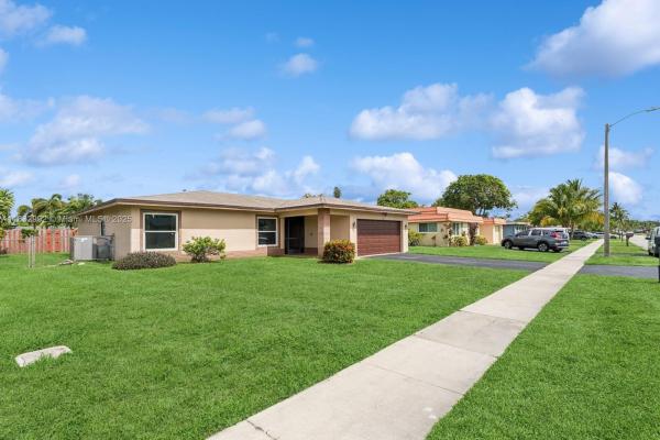 Sunflower, 8107 NW 73rd Ter, Tamarac, Florida 33321, image 2