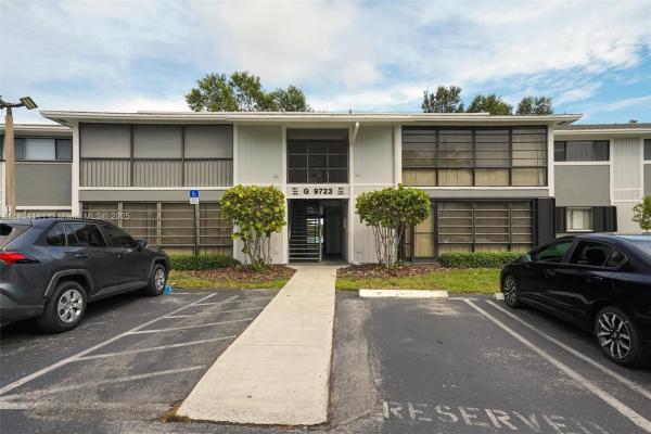 Lakeview At The Hammocks, 9723 Hammocks Blvd #102, The Hammocks, Florida 33196, image 3