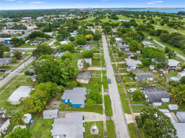 Indian Hills Estates, 2107 Golfview Ct, Fort Pierce, Florida 34950, image 2
