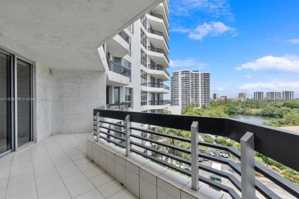 Mystic Pointe Tower 500, 3530 Mystic Pointe Dr #808, Aventura, Florida 33180, image 2