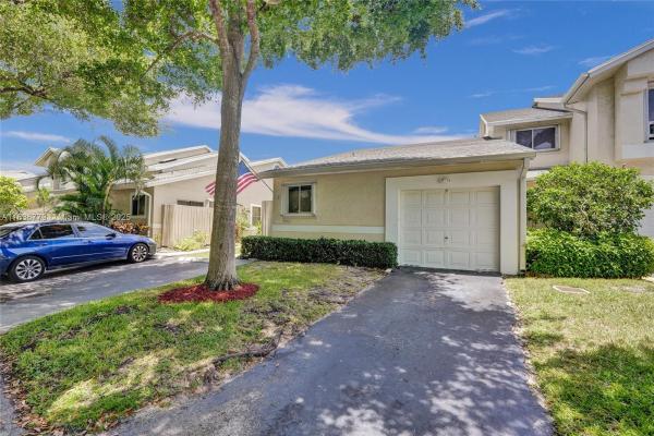 Discovery Pointe, 2083 E Discovery Cir E, Deerfield Beach, Florida 33442, image 1