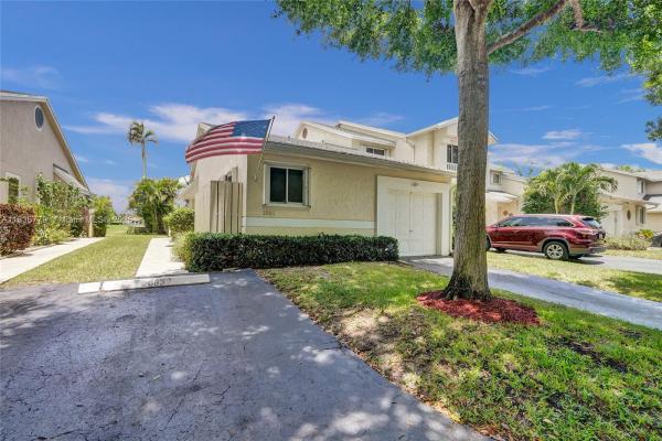 Discovery Pointe, 2083 E Discovery Cir E, Deerfield Beach, Florida 33442, image 2