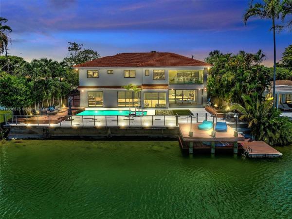 2320 NE 211th St, Miami, Florida 33180, image 1