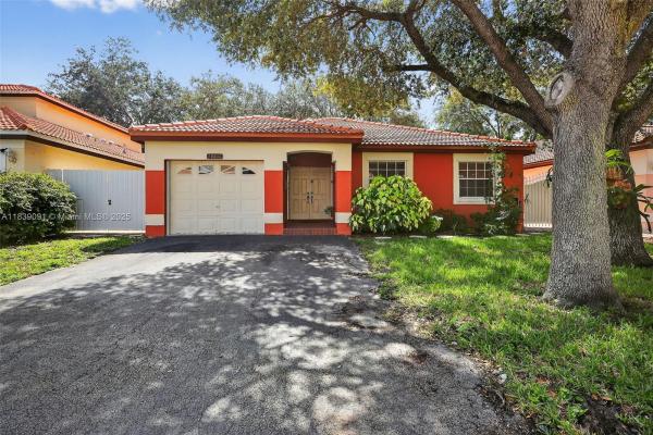 19611 NW 82nd Ct, Hialeah, Florida 33015, image 1