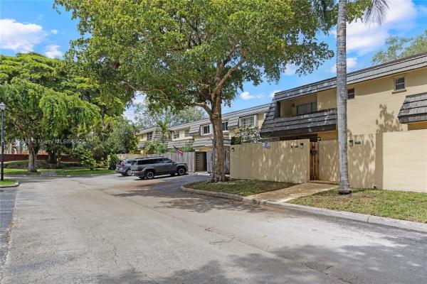 Kendale Lakes Townhouses, 8713 SW 137th Ave, Kendale Lakes, Florida 33183, image 2
