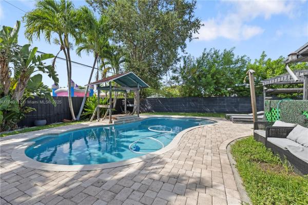 Pine Tree Manor, 19540 Christmas Rd, Cutler Bay, Florida 33157, image 2