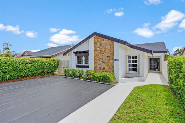 Bilbao Estates, 9034 SW 6th St, Fountainebleau, Florida 33174, image 2