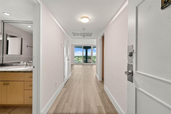 The Carriage House, 5401 Collins Ave #629, Miami Beach, Florida 33140, image 2