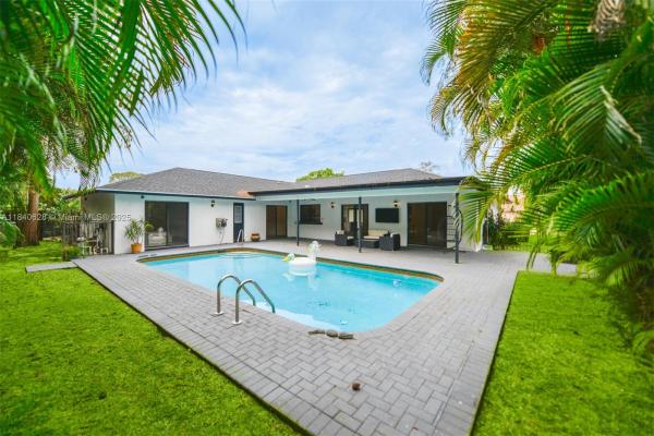 Sugar Pond Manor, 13526 Jonquil Pl, Wellington, Florida 33414, image 3