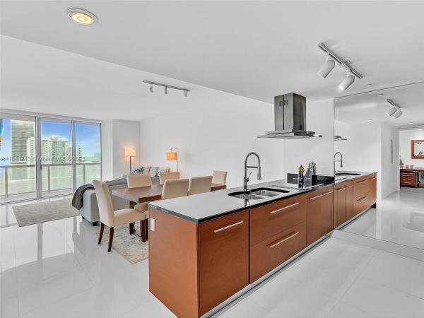 Icon Brickell Tower 2, 495 Brickell Ave #5009, Miami, Florida 33131, image 2