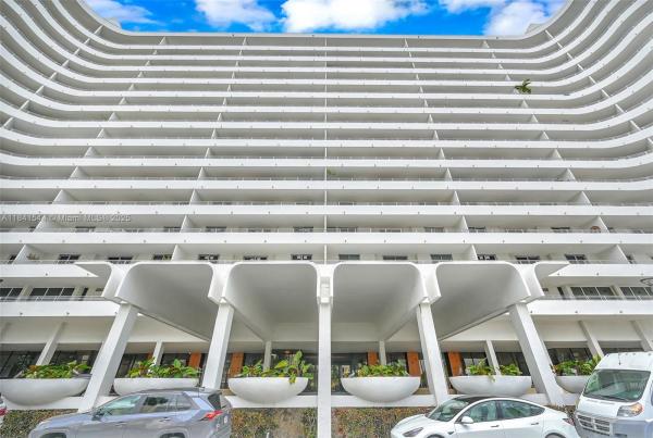 Oceanside Plaza, 5555 Collins Ave #17A, Miami Beach, Florida 33140, image 1