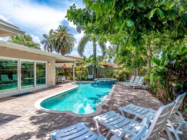 Country Club Homes, 906 N 13th Ave, Hollywood, Florida 33019, image 1