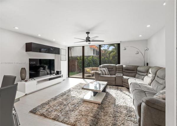 Southport Townhomes, 700 SE 14th St #J, Fort Lauderdale, Florida 33316, image 1